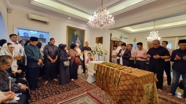 Menko Airlangga dan Menag Melayat ke Rumah Duka Istri Wapres Ke-4