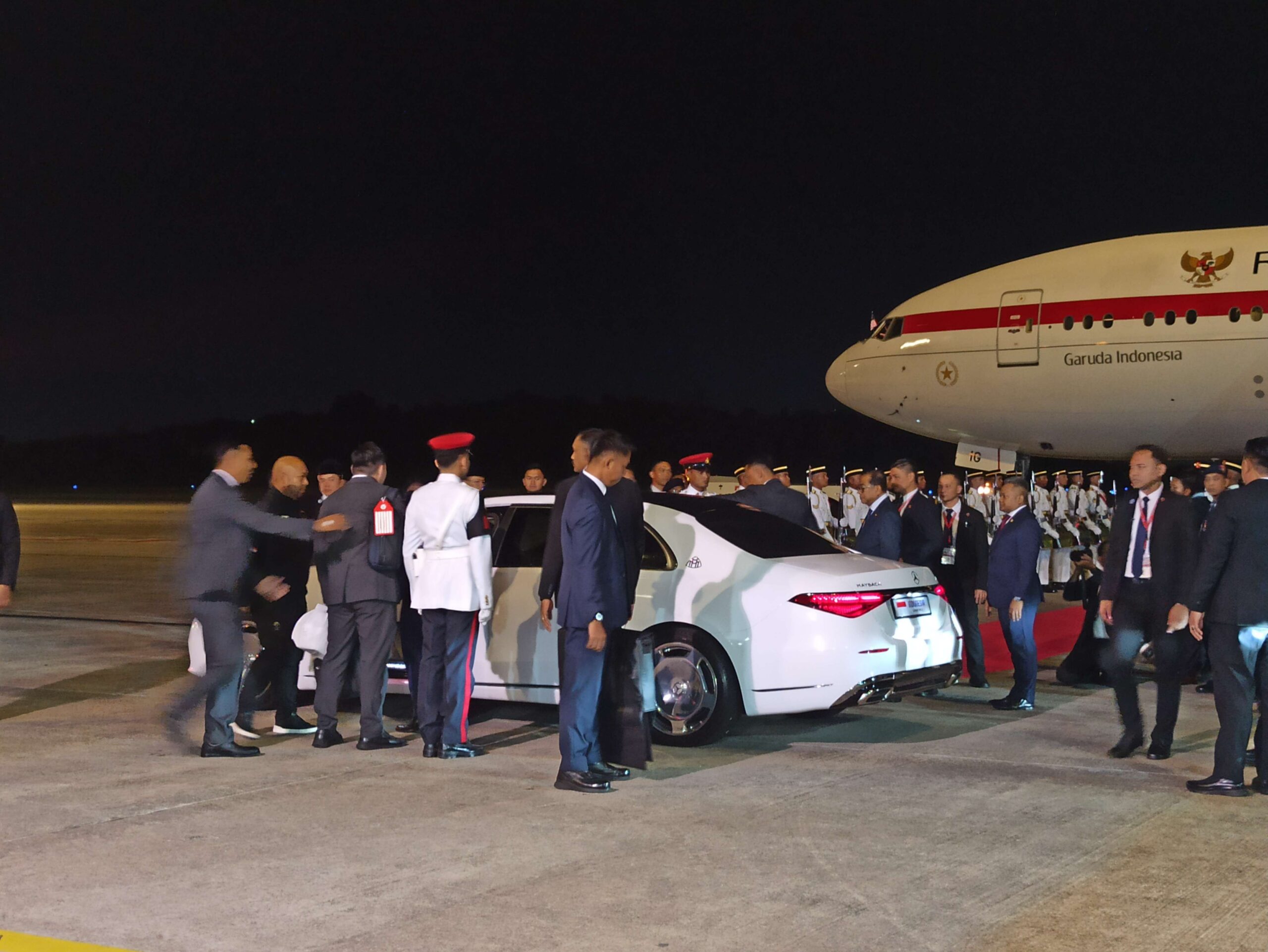 Presiden Prabowo Subianto saat tiba di Lanud Tentera Udara Diraja Malaysia, pada Sabtu (25/10/2025) malam