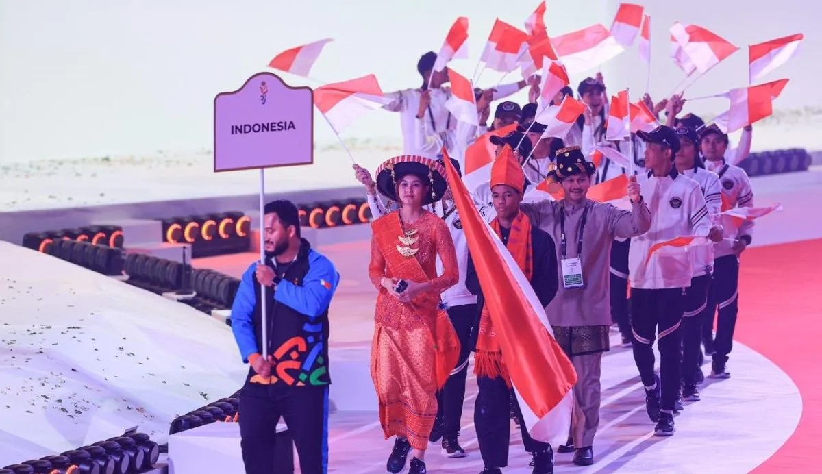 Kontingen Indonesia mengenakan busana khas Mandailing dan Batak Karo pada Pembukaan Asian Youth Games 2025 di Exhibition World Bahrain