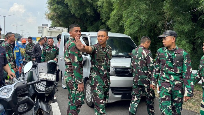 Mobil Ugal-ugalan Disergap TNI di Tol Jakbar, Ternyata Bawa Motor Curian
