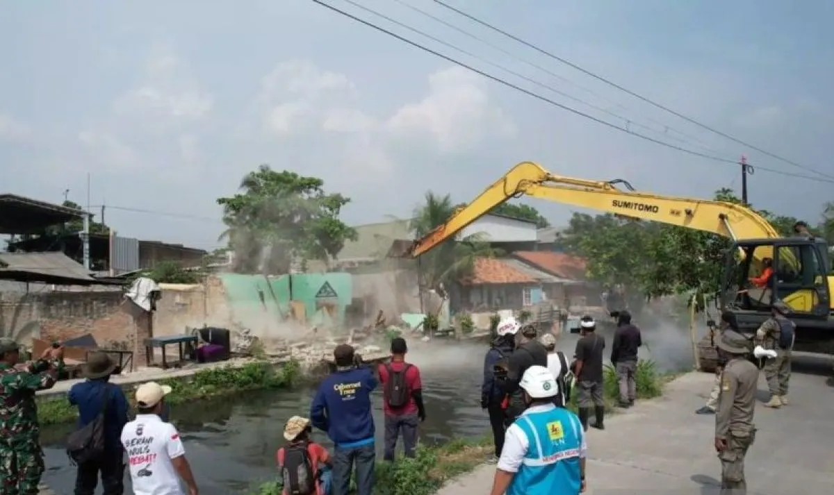 Alat berat dikerahkan petugas gabungan saat penertiban bangunan liar di sepanjang Bantaran Saluran Sekunder Sukatani Kecamatan Cikarang Utara, Kabupaten Bekasi