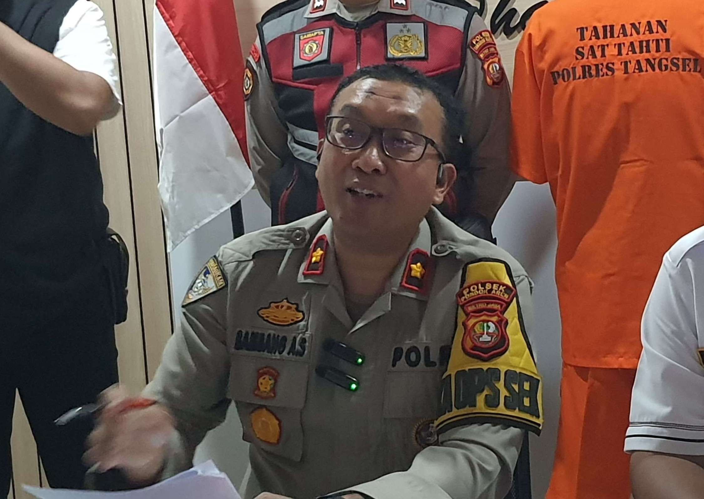 Kapolsek Ciputat Timur, Bambang Askar Sodiq menjawab awak media soal kejahatan ganjal ATM diwilayahnya