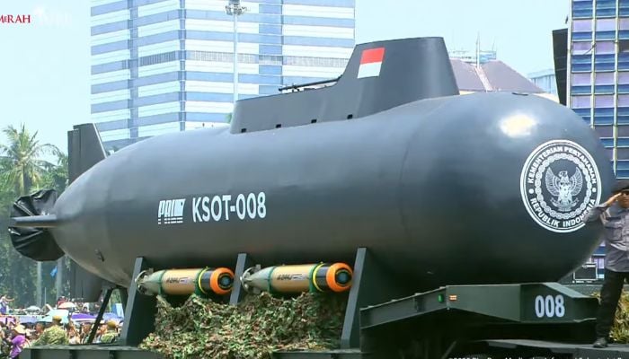 Kapal Selam KSOT-008 Jadi Sorotan pada HUT TNI