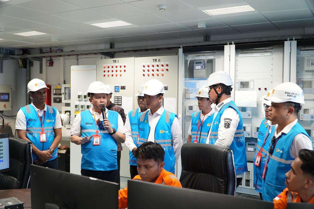 Wakil Presiden Gibran Rakabuming Raka sedang mendengarkan penjelasan Direktur Operasi Pembangkit Gas PLN Indonesia Power Purnomo di Pembangkit Listrik Tenaga Mesin Gas (PLTMG) Barge Mounted Power Plant (BMPP) Nusantara I