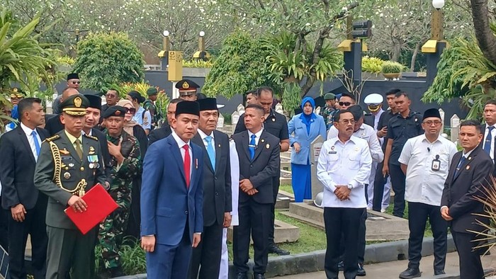 Wapres Gibran Hadiri Pemakaman Istri Wapres ke-4 Umar Wirahadikusumah di TMP Kalibata