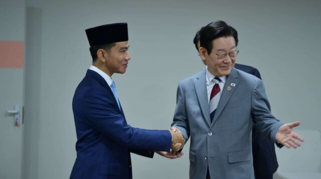 Wakil Presiden Gibran Rakabuming Raka (kiri) disambut Presiden Korea Selatan, Lee Jae-myung (kanan), sebagai Ketua MIKTA di Hall 7 Johannesburg Expo Centre, Johannesburg, Afrika Selatan
