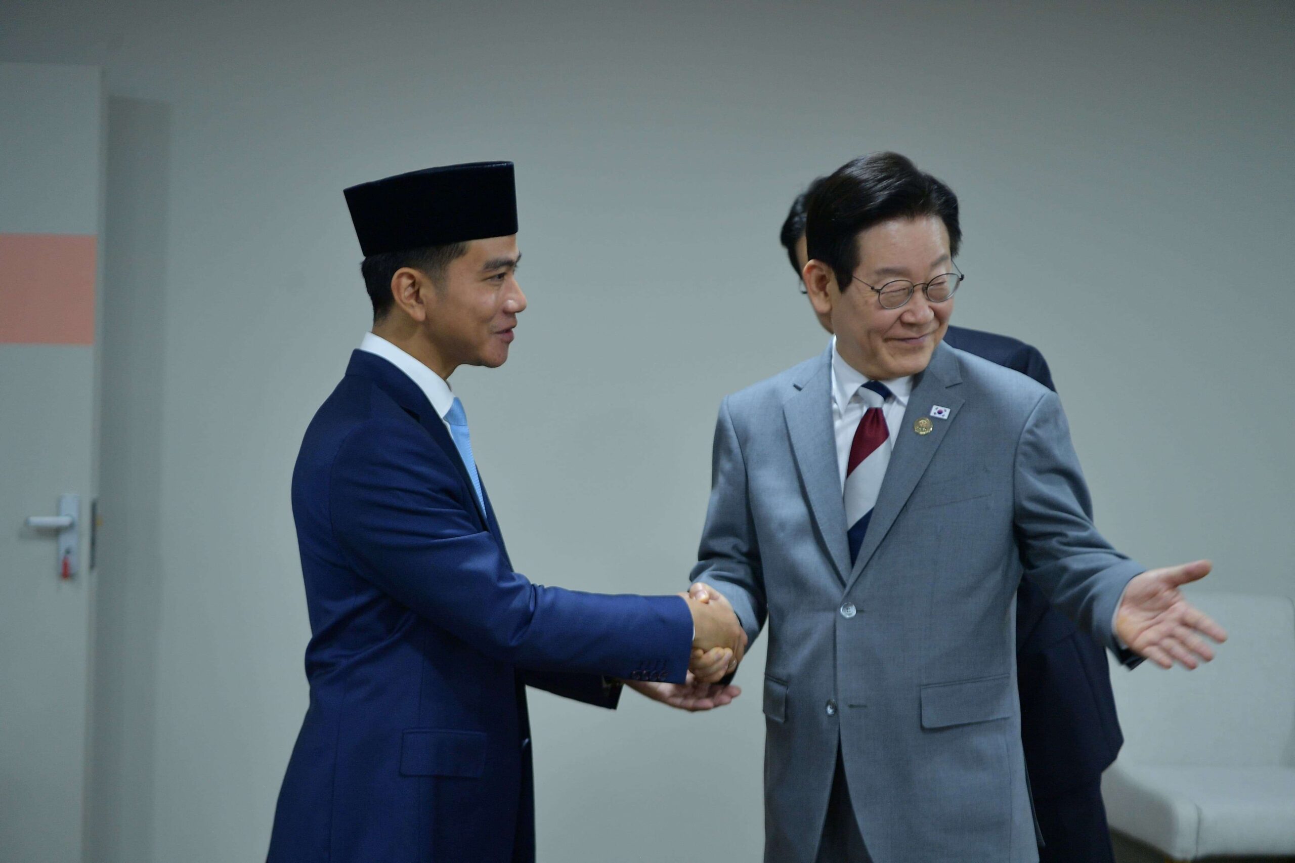 Wakil Presiden Gibran Rakabuming Raka (kiri) disambut Presiden Korea Selatan, Lee Jae-myung (kanan), sebagai Ketua MIKTA di Hall 7 Johannesburg Expo Centre, Johannesburg, Afrika Selatan