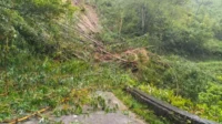 Jalan Agam-Bukittinggi Putus Tertimbun Longsor
