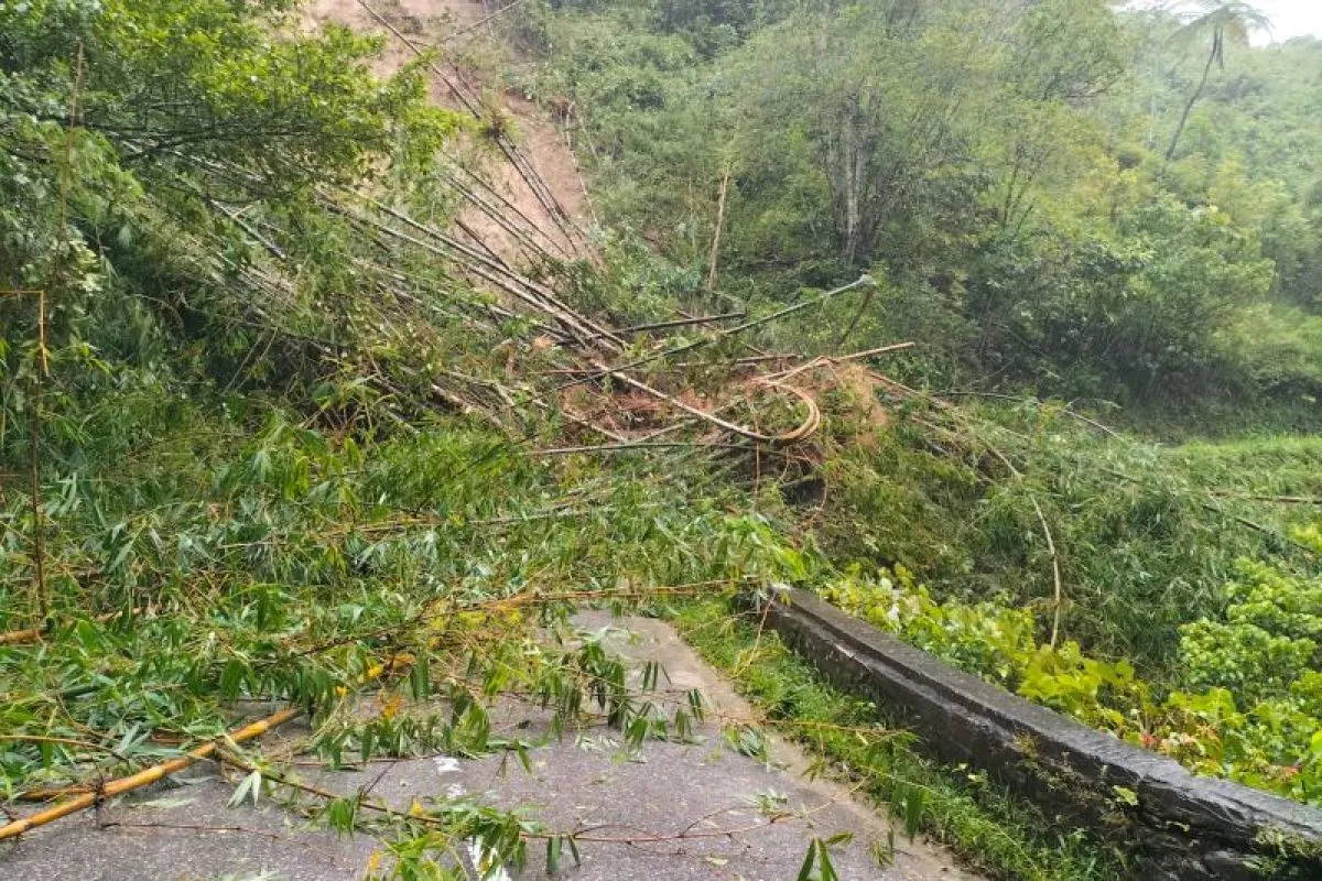 Jalan Agam-Bukittinggi Putus Tertimbun Longsor