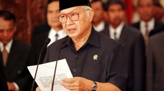 Soeharto ketika mengumumkan pengunduran dirinya pada 21 Mei 1998. Beberapa dekade sesudahnya, namanya kembali mencuat ketika diusulkan jadi pahlawan nasional.