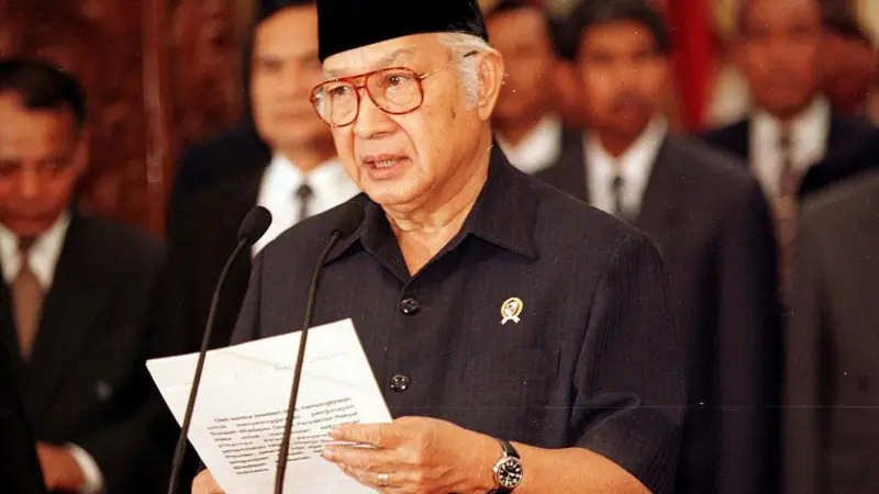 Soeharto ketika mengumumkan pengunduran dirinya pada 21 Mei 1998. Beberapa dekade sesudahnya, namanya kembali mencuat ketika diusulkan jadi pahlawan nasional.