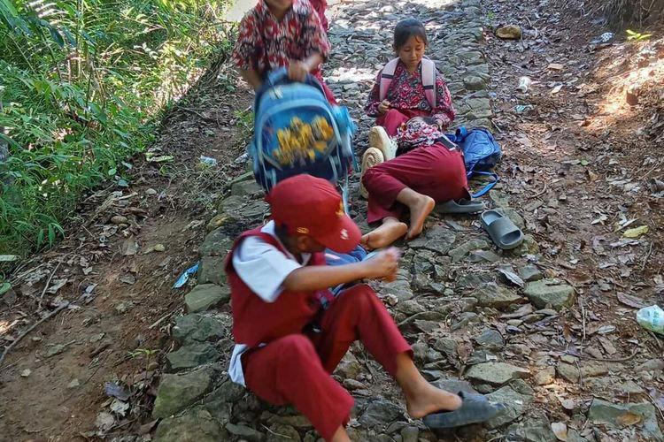 Kisah Anak-anak Garut: Menembus Gelap dan Curam Demi Sekolah