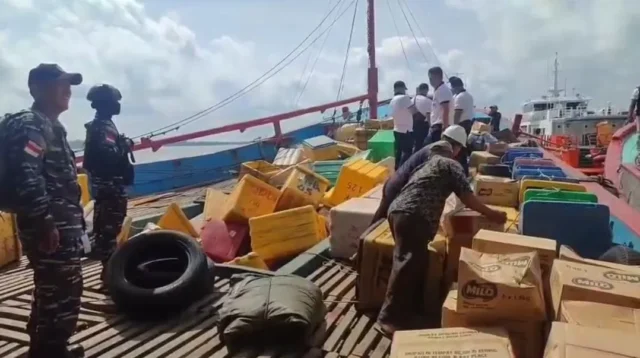 Aparat TNI AL Geledah Kapal yang angkut Penyelundupan Barang Ilegal Asal Malaysia di Perairan Tanjungbalai