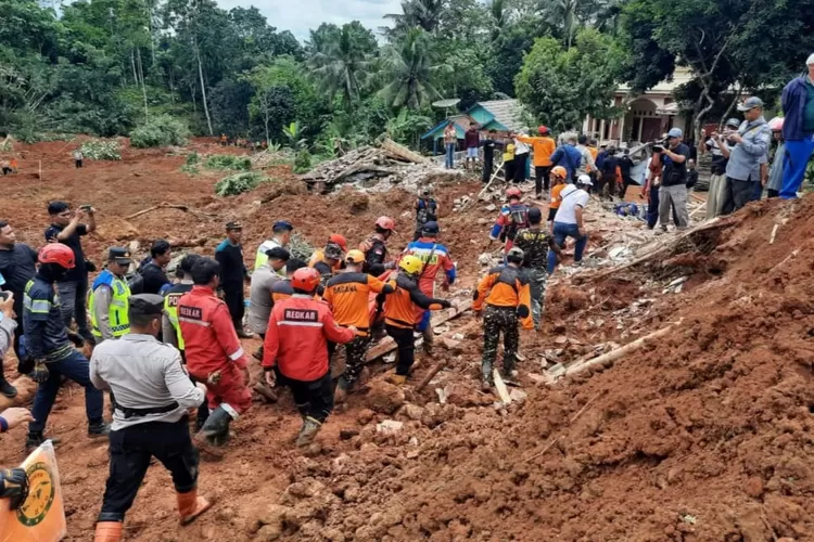 BNPB Recovers Eight More Bodies in Cilacap Landslide