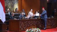 Ketua_DPR_Puan_Maharani_saat_menerima_dokumen_laporan_terkait_RUU_KUHAP_dari_etua_Komisi_III_DPR_RI_20251118135059 DPR RI Sahkan RUU KUHAP Jadi Undang-Undang, Puan Ingatkan Publik Waspada Hoaks