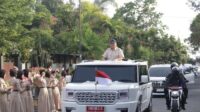 Ribuan Siswa Sambut Meriah Kedatangan Presiden Prabowo di SMPN 4 Bekasi