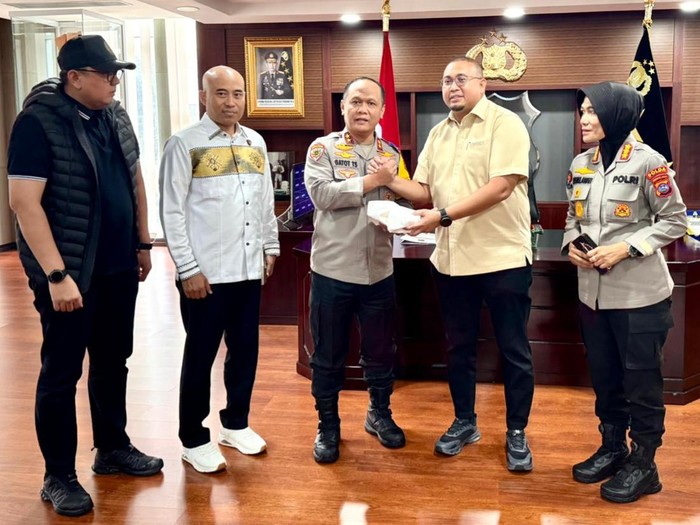 Andre Rosiade Serahkan Rp100 Juta ke Polda Sumbar untuk Korban Bencana