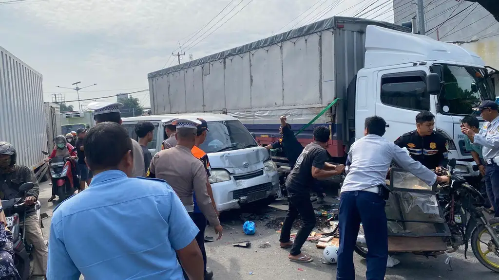 Kecelakaan Beruntun 13 Kendaraan di Karawang, 2 Tewas