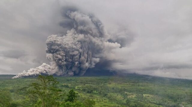 Badan Geologi Kerahkan Tim Ahli dan Drone Pantau Aktivitas Gunung Semeru