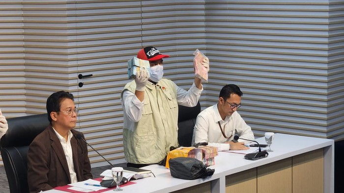 KPK Tampilkan Gepokan Uang Rupiah dan Asing Hasil OTT Gubernur Riau
