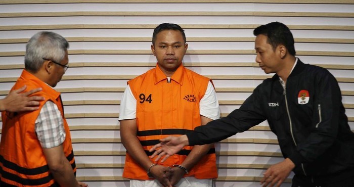 gubernur riau 3 kali terima fee Resmi di Tahan KPK