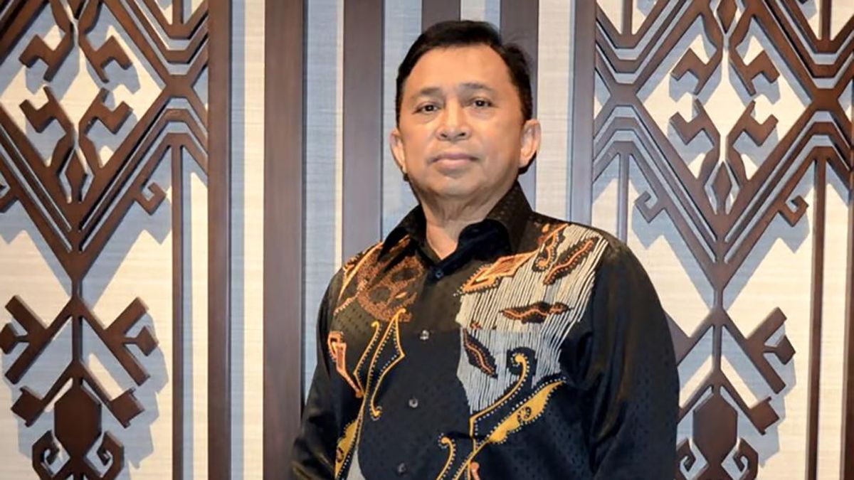 adik kandung Wakil Presiden ke-10 dan ke-12 RI, Jusuf Kalla, yakni Halim Kalla mantan anggota Komisi VII DPR RI Periode tahun 2009 - 2014 lalu