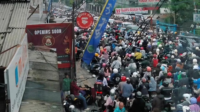 Jalur Puncak Bogor Lumpuh Siang Tadi, Polisi Berlakukan Sistem Satu Arah