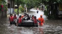 Floods Inundate Pasar Jagal Kemang, Traffic Diverted