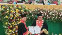 Rektor Unissula, Prof Dr Gunarto SH MH (kanan) menyerahkan Surat Keputusan pengukuhan kepada Wakil Ketua DPR RI, Prof Dr Ir Adies Kadir SH MHum (kiri).