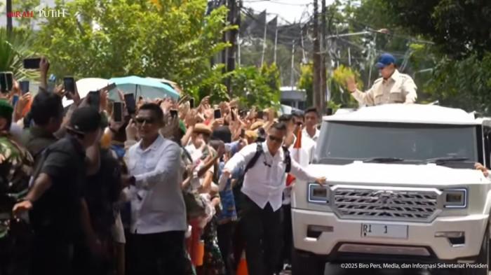 Thousands of Students Enthusiastically Welcome President Prabowo at SMPN 4 Bekasi