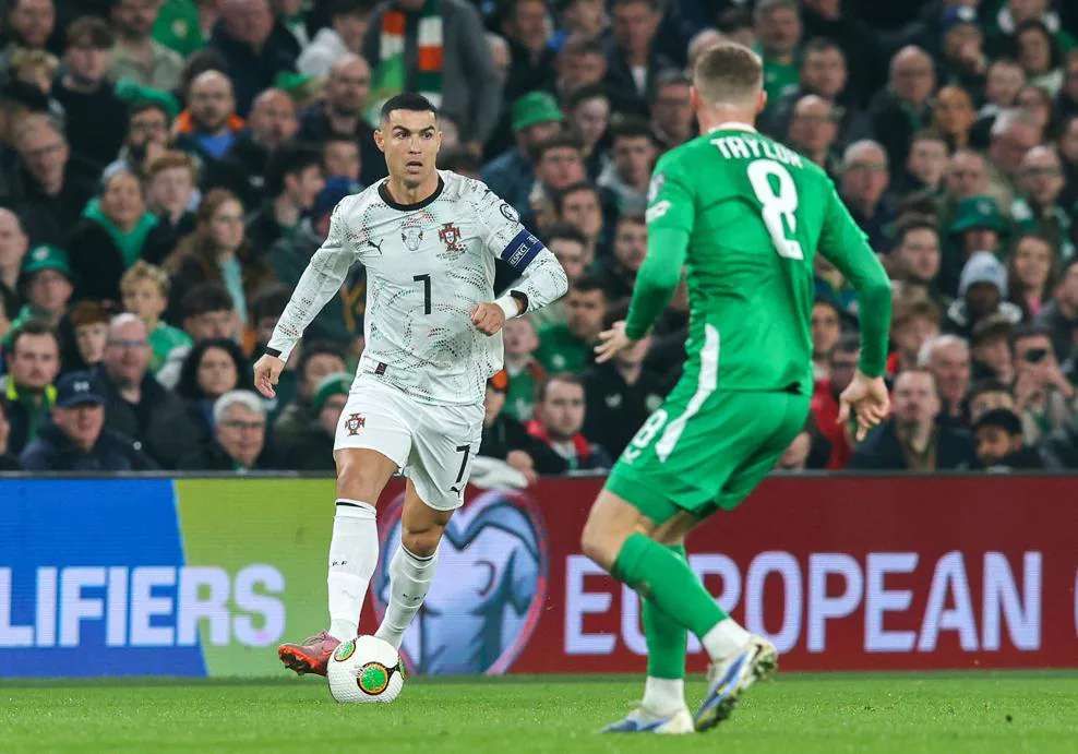 Irlandia Bekuk Portugal 2-0, Ronaldo Dikartu Merah