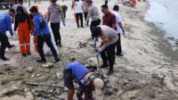 Operasi Lilin, Polisi Bersihkan Pantai Pulau Untung Jawa