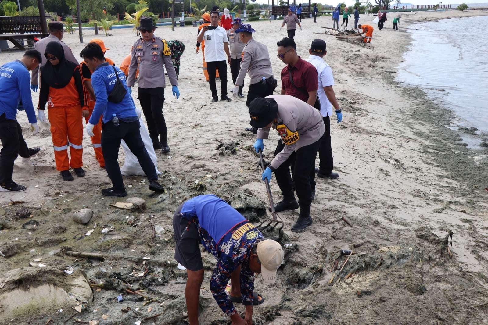 Operasi Lilin, Polisi Bersihkan Pantai Pulau Untung Jawa