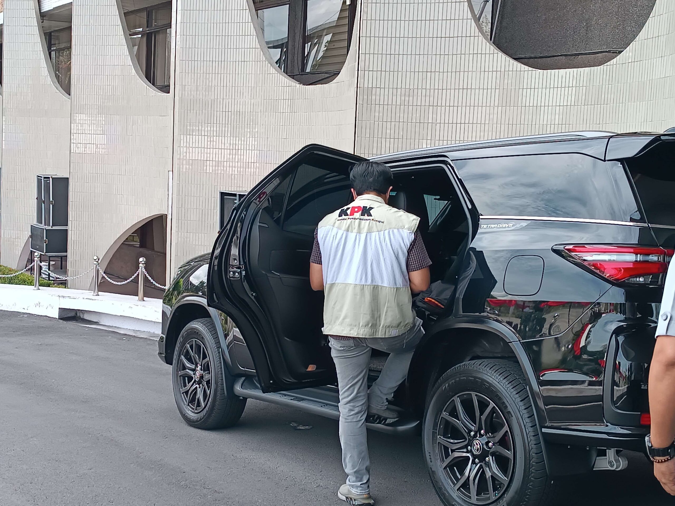 KPK Geledah Rumah Dinas Plt Gubernur Riau