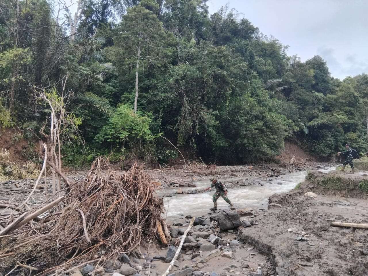 Desa Batu Nagodang Siatas Masih Terisolasi Akibat Longsor