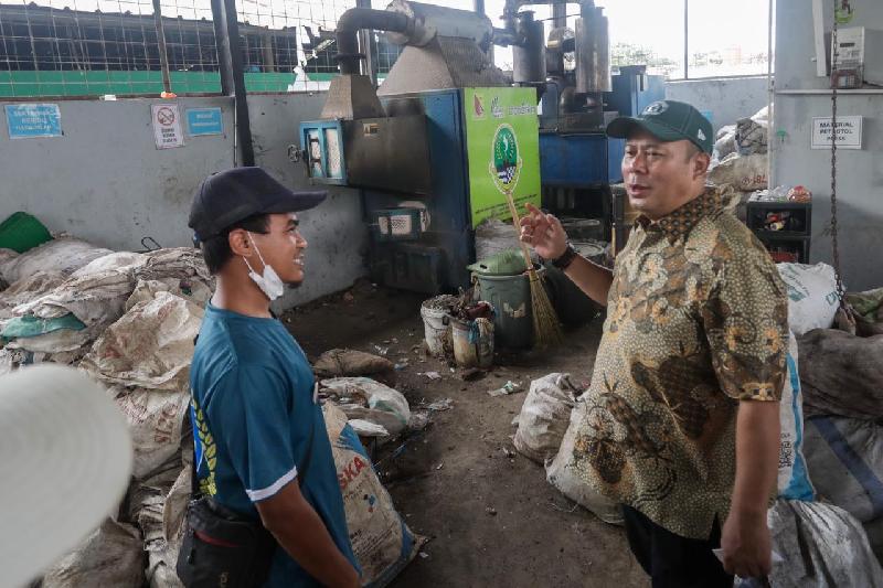Cucun Apresiasi Inovasi Anak Muda Padangmukti Olah Sampah Jadi Sumber Ekonomi