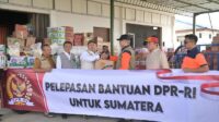 Wakil_Ketua_DPR_RI_Cucun_Ahmad_Syamsurijal_meninjau_langsung_proses_serah_terima_dan_pendistribusian20251201150552 Waka DPR Cucun Ahmad Syamsurijal Tinjau Penyaluran Bantuan Bencana di Sumatera, Tekankan Pembukaan Akses Jalan Sumatera Utara – Wakil Ketua DPR RI, Cucun Ahmad Syamsurijal, memastikan penyaluran bantuan kemanusiaan bagi korban bencana di Sumatera berjalan sesuai rencana. Sebanyak 15 ton logistik yang sebelumnya diberangkatkan dari Bandara Halim Perdanakusuma telah tiba di Bandara Silangit dan mulai didistribusikan ke sejumlah titik pengungsian, termasuk Kecamatan Adiakoting yang terdampak parah akibat longsor dan putusnya akses jalan. Dalam kunjungan lapangan, Cucun meninjau posko pengungsian dan berdialog dengan warga. Ia mengapresiasi ketabahan masyarakat, namun menekankan perlunya kepastian langkah pemerintah dalam penanganan jangka menengah dan panjang. “Banyak rumah warga yang sudah tidak layak huni. Pemerintah harus segera menyiapkan skema bantuan lanjutan,” ujarnya, Senin (1/12/2025). Cucun menegaskan pentingnya peran Badan Nasional Penanggulangan Bencana (BNPB) dalam melakukan pendataan kerusakan, menyiapkan bantuan kontrakan sementara, hingga opsi relokasi bagi warga di wilayah yang tidak lagi aman. Menurutnya, koordinasi antara pemerintah daerah dan BNPB menjadi kunci agar bantuan tepat sasaran. Selain distribusi melalui jalur darat, bantuan juga dikirim menggunakan helikopter untuk menjangkau daerah yang masih terisolir. Bantuan tambahan turut dikirim ke Aceh, sementara relawan di Sumatera Barat bergerak menuju Kabupaten Agam dan wilayah terdampak lainnya. Cucun menekankan bahwa prioritas utama saat ini adalah membuka akses jalan. “Tanpa akses terbuka, logistik, bahan pokok, dan BBM tidak bisa masuk ke daerah yang terisolir. DPR sudah meminta Kementerian PUPR segera mengerahkan perangkatnya,” tegasnya. Ia juga memberikan apresiasi kepada TNI dan Polri yang sejak awal bergerak cepat membantu warga, termasuk membuka jalur yang tertutup material longsor. “Dukungan TNI dan Polri sangat penting karena mereka memiliki kekuatan hingga tingkat desa,” tambahnya. Mengakhiri kunjungannya, Cucun menyampaikan rasa duka mendalam atas bencana yang melanda Sumatera Utara, Sumatera Barat, dan Aceh. Ia berharap bantuan dari DPR RI dapat meringankan beban masyarakat serta mempercepat pemulihan kondisi di wilayah terdampak.