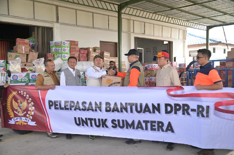 Waka DPR Cucun Ahmad Syamsurijal Tinjau Penyaluran Bantuan Bencana di Sumatera, Tekankan Pembukaan Akses Jalan Sumatera Utara – Wakil Ketua DPR RI, Cucun Ahmad Syamsurijal, memastikan penyaluran bantuan kemanusiaan bagi korban bencana di Sumatera berjalan sesuai rencana. Sebanyak 15 ton logistik yang sebelumnya diberangkatkan dari Bandara Halim Perdanakusuma telah tiba di Bandara Silangit dan mulai didistribusikan ke sejumlah titik pengungsian, termasuk Kecamatan Adiakoting yang terdampak parah akibat longsor dan putusnya akses jalan. Dalam kunjungan lapangan, Cucun meninjau posko pengungsian dan berdialog dengan warga. Ia mengapresiasi ketabahan masyarakat, namun menekankan perlunya kepastian langkah pemerintah dalam penanganan jangka menengah dan panjang. “Banyak rumah warga yang sudah tidak layak huni. Pemerintah harus segera menyiapkan skema bantuan lanjutan,” ujarnya, Senin (1/12/2025). Cucun menegaskan pentingnya peran Badan Nasional Penanggulangan Bencana (BNPB) dalam melakukan pendataan kerusakan, menyiapkan bantuan kontrakan sementara, hingga opsi relokasi bagi warga di wilayah yang tidak lagi aman. Menurutnya, koordinasi antara pemerintah daerah dan BNPB menjadi kunci agar bantuan tepat sasaran. Selain distribusi melalui jalur darat, bantuan juga dikirim menggunakan helikopter untuk menjangkau daerah yang masih terisolir. Bantuan tambahan turut dikirim ke Aceh, sementara relawan di Sumatera Barat bergerak menuju Kabupaten Agam dan wilayah terdampak lainnya. Cucun menekankan bahwa prioritas utama saat ini adalah membuka akses jalan. “Tanpa akses terbuka, logistik, bahan pokok, dan BBM tidak bisa masuk ke daerah yang terisolir. DPR sudah meminta Kementerian PUPR segera mengerahkan perangkatnya,” tegasnya. Ia juga memberikan apresiasi kepada TNI dan Polri yang sejak awal bergerak cepat membantu warga, termasuk membuka jalur yang tertutup material longsor. “Dukungan TNI dan Polri sangat penting karena mereka memiliki kekuatan hingga tingkat desa,” tambahnya. Mengakhiri kunjungannya, Cucun menyampaikan rasa duka mendalam atas bencana yang melanda Sumatera Utara, Sumatera Barat, dan Aceh. Ia berharap bantuan dari DPR RI dapat meringankan beban masyarakat serta mempercepat pemulihan kondisi di wilayah terdampak.