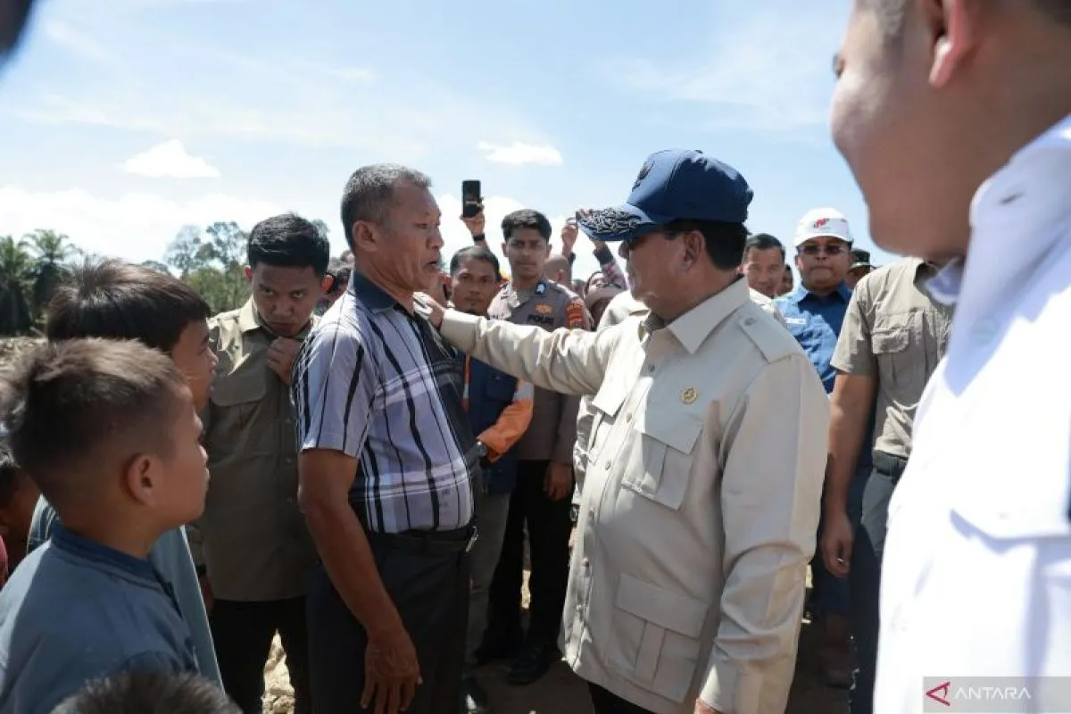 Prabowo Dengarkan Langsung Aspirasi Pengungsi di Tapanuli Selatan