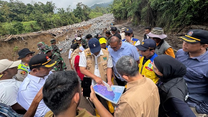 Andre Rosiade Tinjau Jembatan Putus di Agam, Minta Perbaikan Dikebut