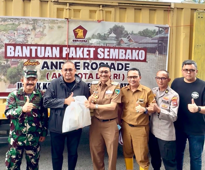 Andre Rosiade Serahkan 5.000 Paket Sembako untuk Korban Banjir Pesisir Selatan