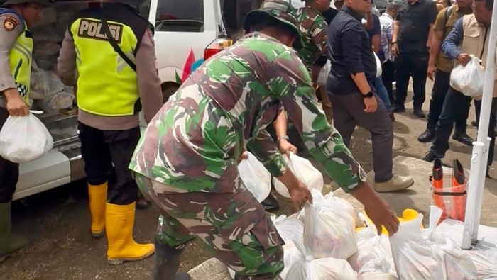 Andre Rosiade Serahkan 250 Paket Sembako untuk Korban Banjir Malalak