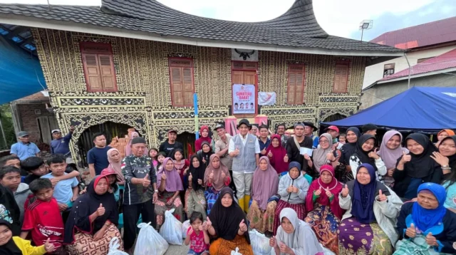 Anggota DPR Ade Rezki Naik Motor Salurkan Bantuan ke Pelosok Agam