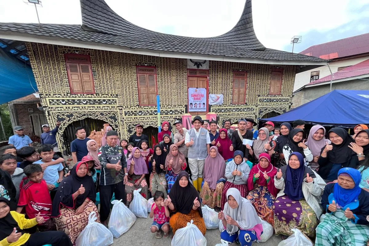 Anggota DPR Ade Rezki Naik Motor Salurkan Bantuan ke Pelosok Agam