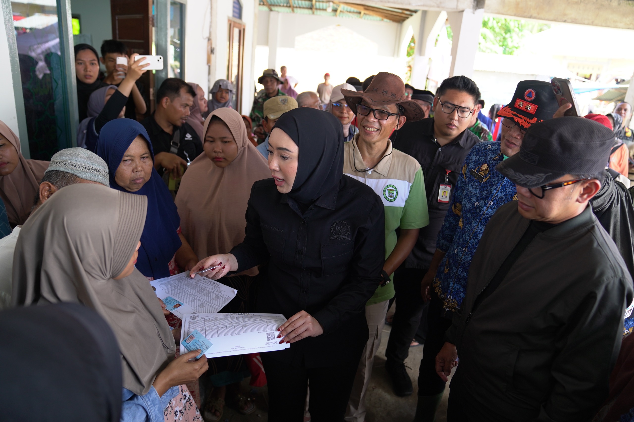 Cindy Monica & Wamendagri Tinjau Lokasi Banjir Padang Pariaman, Minta Dokumen Warga Dipermudah