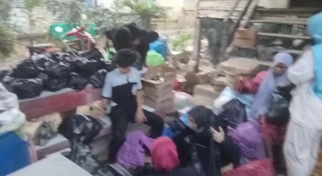 Warga Aceh Tamiang Terima Bantuan KWP