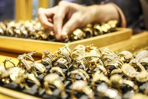 Jumat ini harga dua jenama emas di Pegadaian kompak merosot