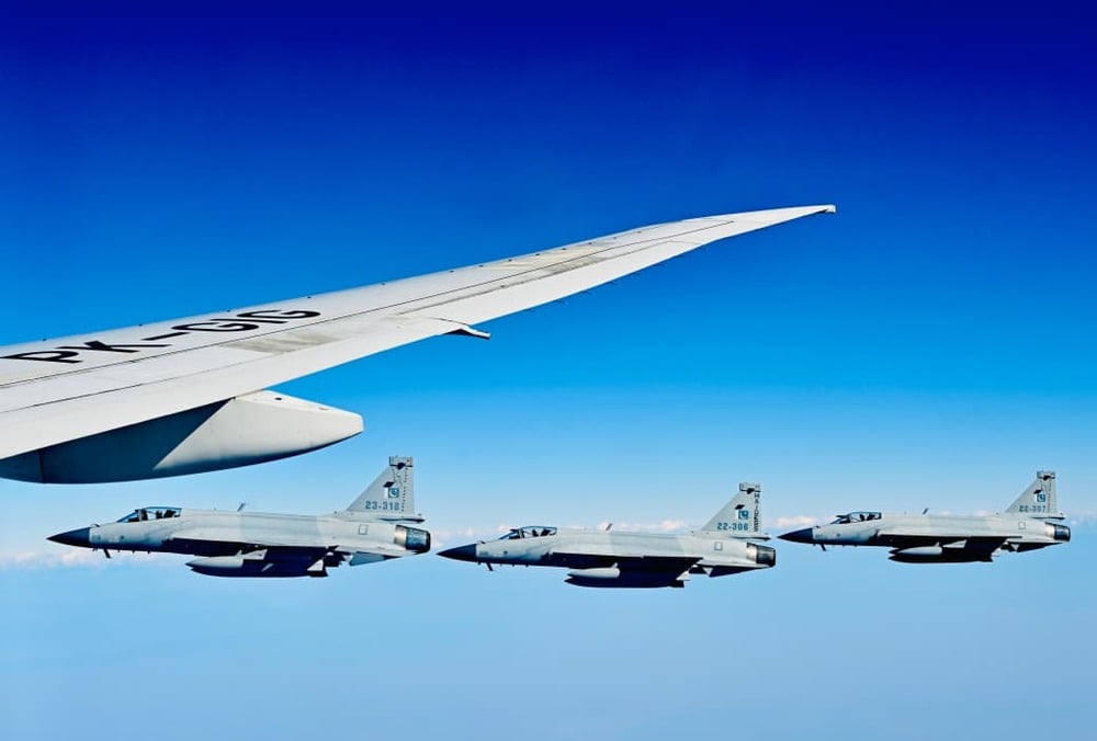 Inilah Momen 6 Jet Tempur Kawal Kedatangan Prabowo di Pakistan 