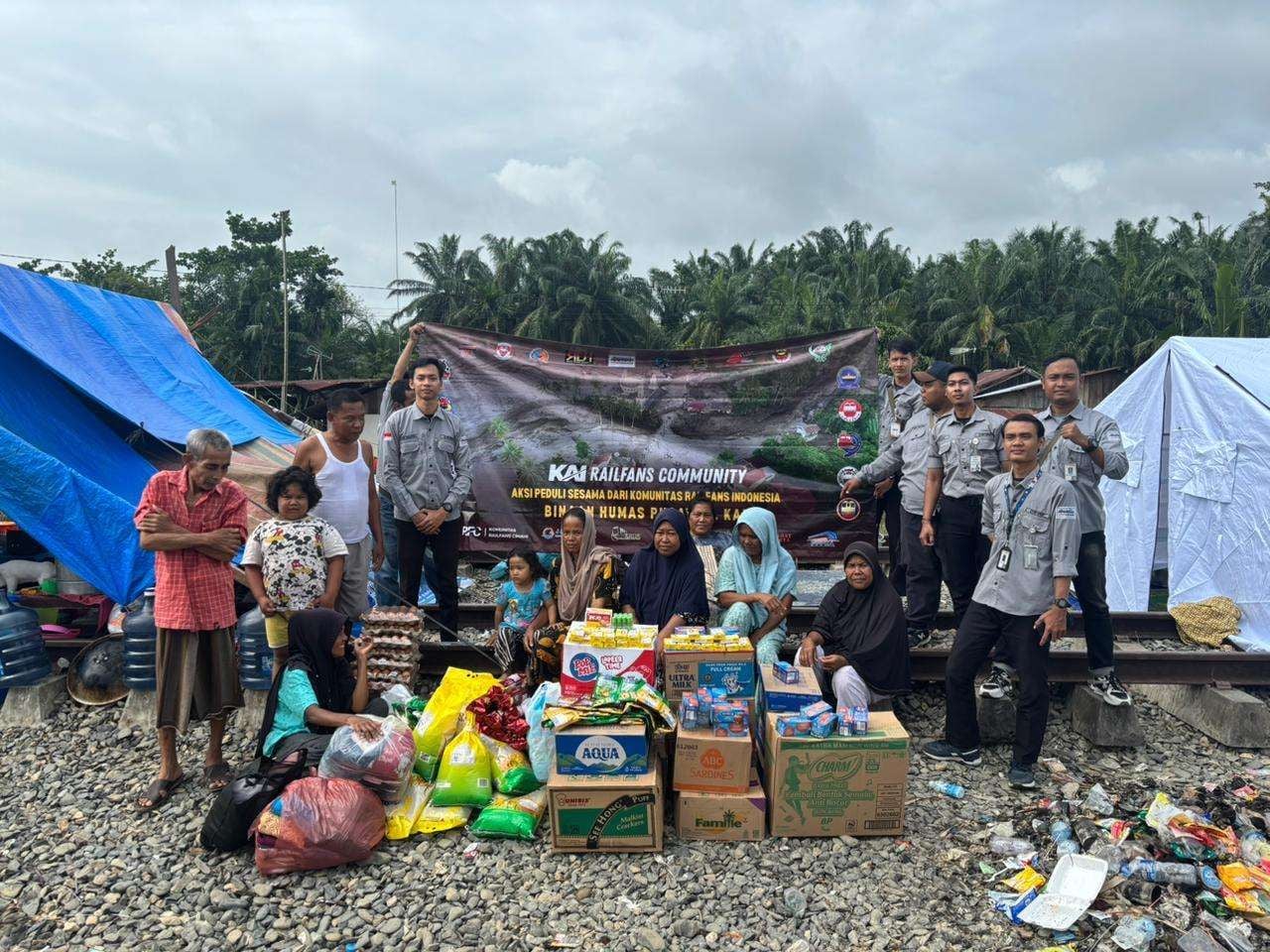 Railfans Salurkan Bantuan Banjir Sumatera Utara