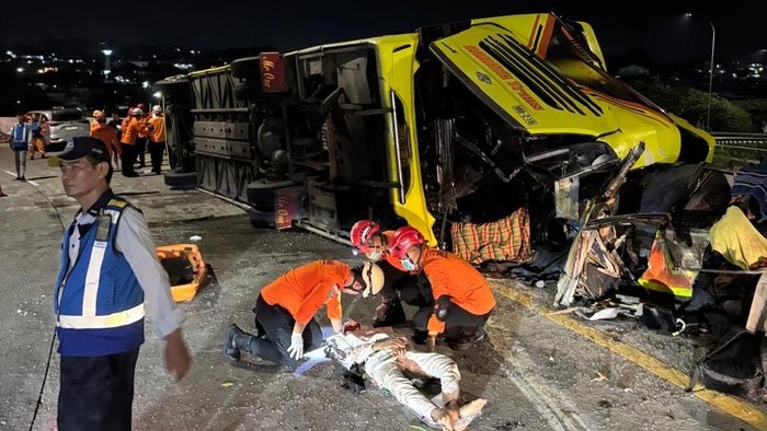 Evakuasi Dramatis Kecelakaan Bus di Tol Krapyak, 16 Tewas